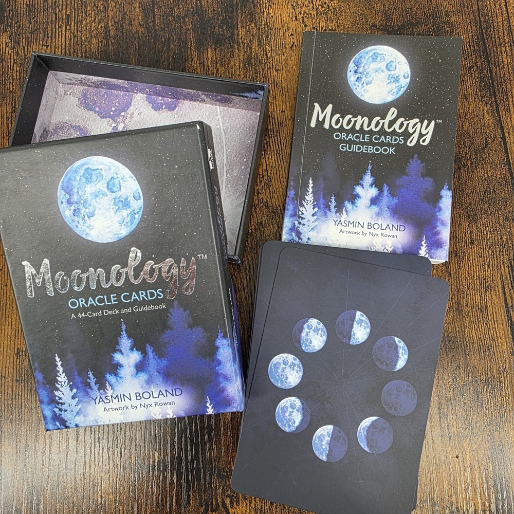 Moonology Oracle Cards: A 44-Card Moon Astrology Oracle Deck and‎ Guidebook